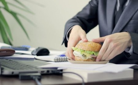 Pranzo e feste in ufficio: l'obesità è in agguato