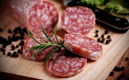 Confermato legame tra consumo di salsicce e salame e tumore al seno