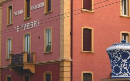 Fabbri 1905: l'iconico vaso Amarena torna sul tetto all'ingresso dell'azienda