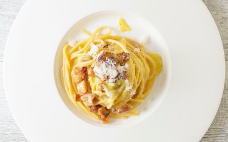 Per il Carbonara Day la mega-carbonara in piazza Trieste e Trento a Napoli