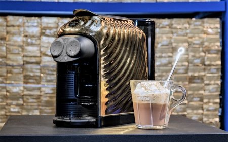 Lavazza Deséa Golden Touch by Gufram stupisce al Fuorisalone