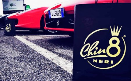 Chin8Neri ha scortato Babbo Natale in Ferrari a Roma