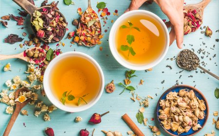 Estate: gli esperti consigliano tè, infusi e tisane calde per combattere la calura