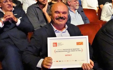 Oscar Farinetti riceve il premio “Valorizzazione del Made in Italy” da 50 Top Pizza