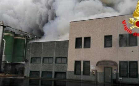 Incendio al caseificio Solat. A fuoco 30.000 forme di Grana Padano