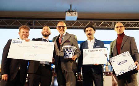 Nicola Fabbri consegna a Valerio Sordi il premio Angelo Zola