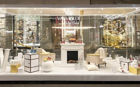 Acqua Valverde racconta l'attesa del Natale con l'installazione in via Montenapoleone