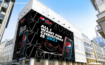 “All I want for Christmas is 2021”: l'ironica campagna Pepsi Max arriva a Milano