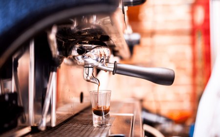 Il rito del caffè al bar è una conquista in tempo di riaperture. I dati del Consorzio