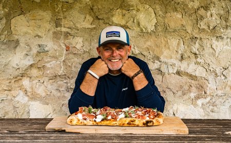 Denis Lovatel porta la sua pizza in malga