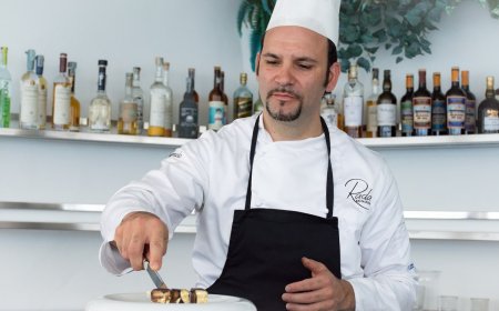 Lo chef Nunzio Spagnuolo presenta il suo dessert "Lingotto D'oro"