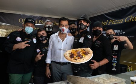 Salvatore Lioniello realizza la pizza dedicata alla Mostra del Cinema di Venezia