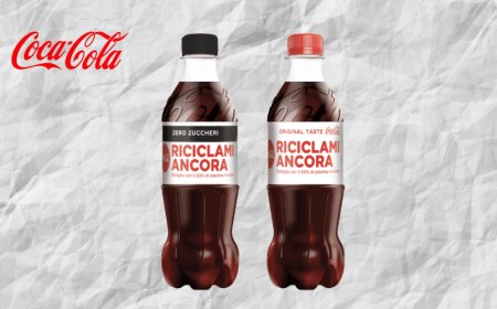 Coca-Cola rinnova il suo impegno per la sostenibilità: le nuove bottiglie al 50% in plastica riciclata