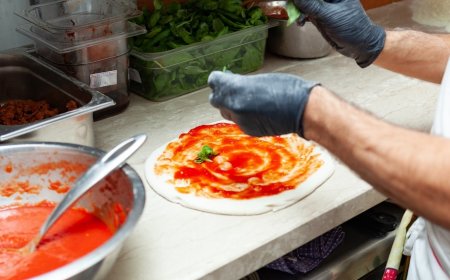 Lezioni di pizza napoletana in diretta Facebook per passare il tempo a casa