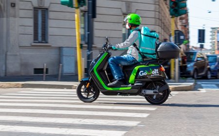 Deliveroo sempre più sicuri e green: le consegne con e-scooter