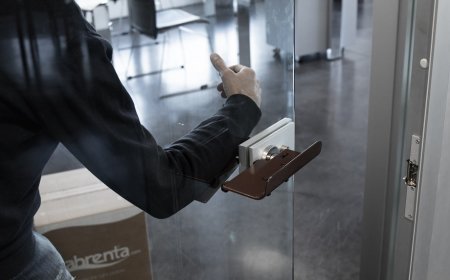 Labrenta riconverte la sua produzione e lancia il salvamaniglia Handlessdoor 
