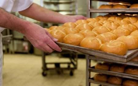 A Napoli i panificatori sono scesi in piazza contro il caro bollette