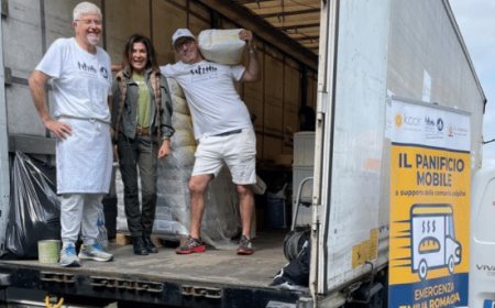 Il Panificio Mobile di Polin distribuisce pane fresco alle popolazioni colpite dall’alluvione