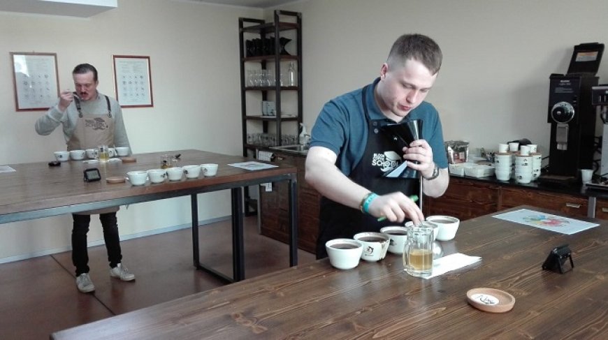 Il campione mondiale di tostatura Vladimir Nenashe in visita alla Bloom Coffee School