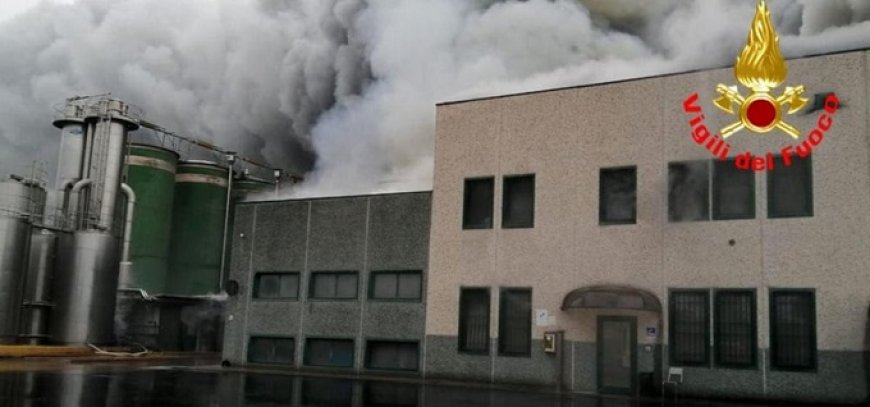 Incendio al caseificio Solat. A fuoco 30.000 forme di Grana Padano