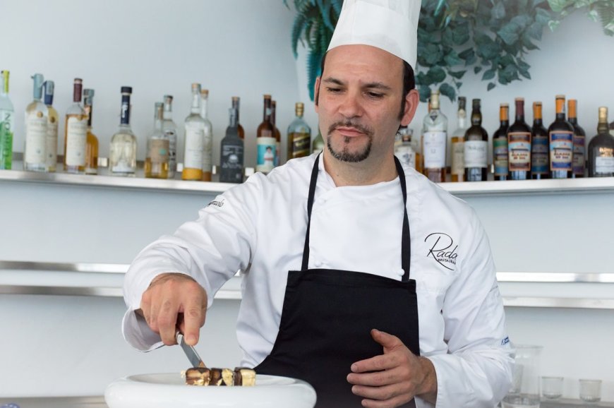 Lo chef Nunzio Spagnuolo presenta il suo dessert "Lingotto D'oro"