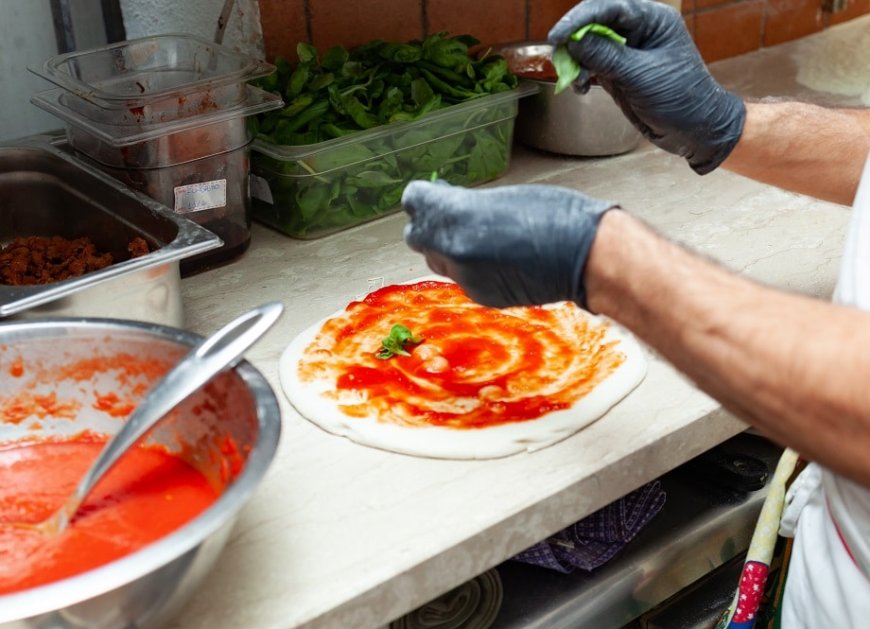 Lezioni di pizza napoletana in diretta Facebook per passare il tempo a casa