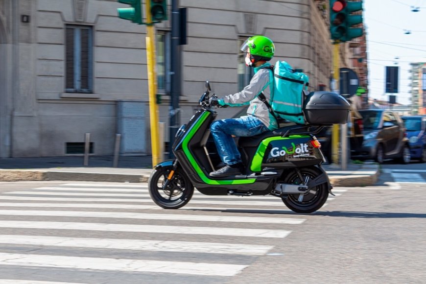 Deliveroo sempre più sicuri e green: le consegne con e-scooter