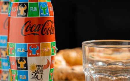 Una bottiglia Coca-Cola in limited edition per i 20 anni di Fratelli La Bufala