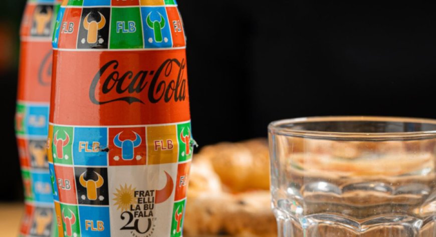 Una bottiglia Coca-Cola in limited edition per i 20 anni di Fratelli La Bufala