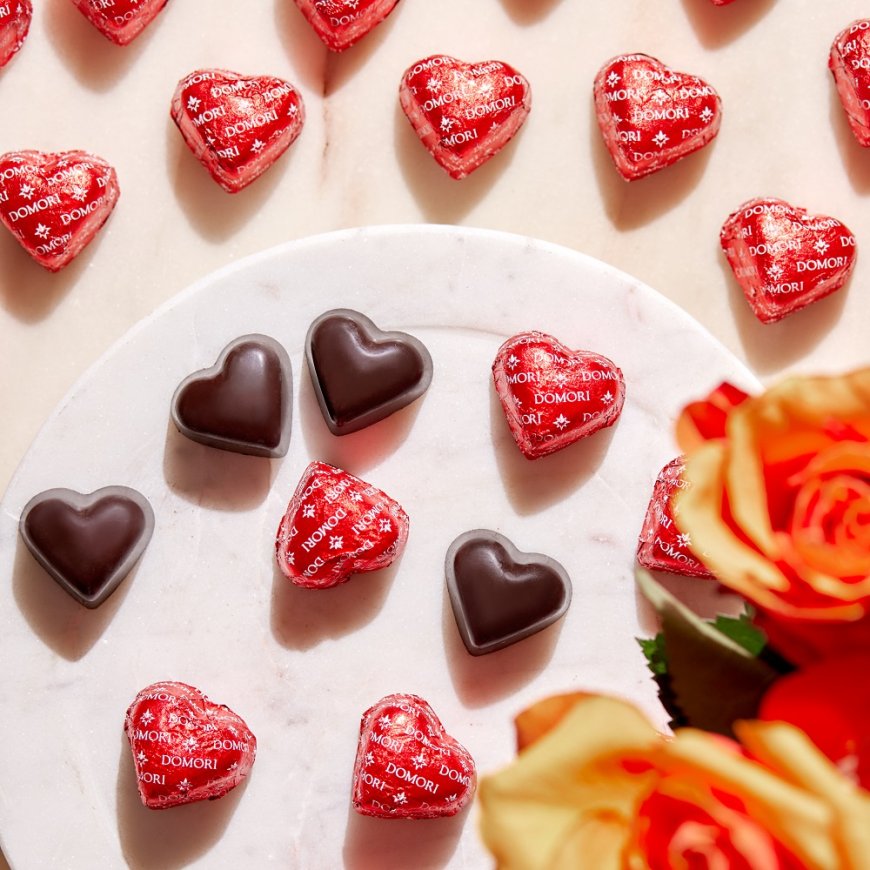 San Valentino 2024, scatole a forma di cuore e cioccolatini di ogni gusto  per celebrare l'amore