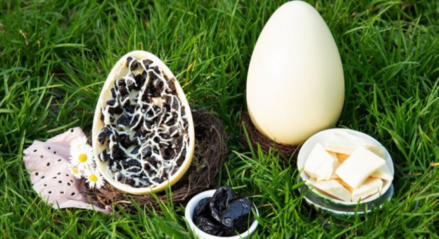 Stefano Collomb propone l'uovo di Pasqua al cioccolato bianco con Prugne della California