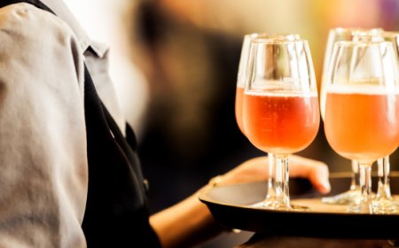 A Napoli istituito il salario minimo di 9 euro l'ora per bar e ristoranti con tavoli all'aperto