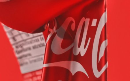 L'iconico logo Coca-Cola prende "una nuova piega'' per invitare i consumatori al riciclo