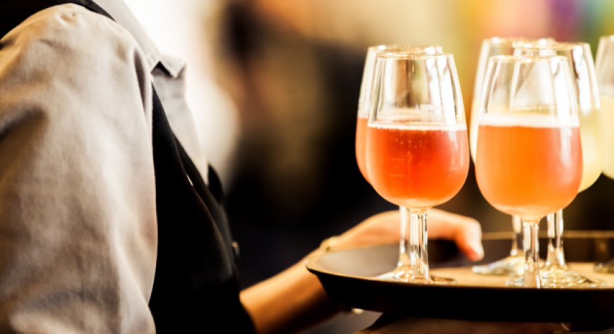 A Napoli istituito il salario minimo di 9 euro l'ora per bar e ristoranti con tavoli all'aperto