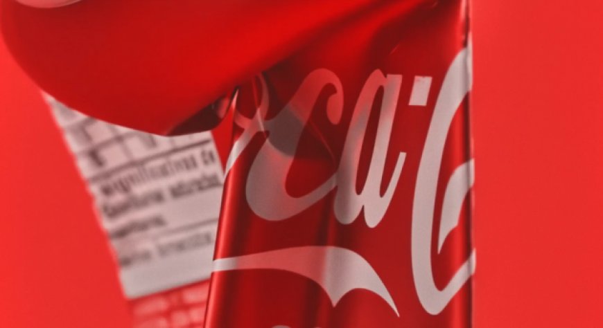 L'iconico logo Coca-Cola prende "una nuova piega'' per invitare i consumatori al riciclo