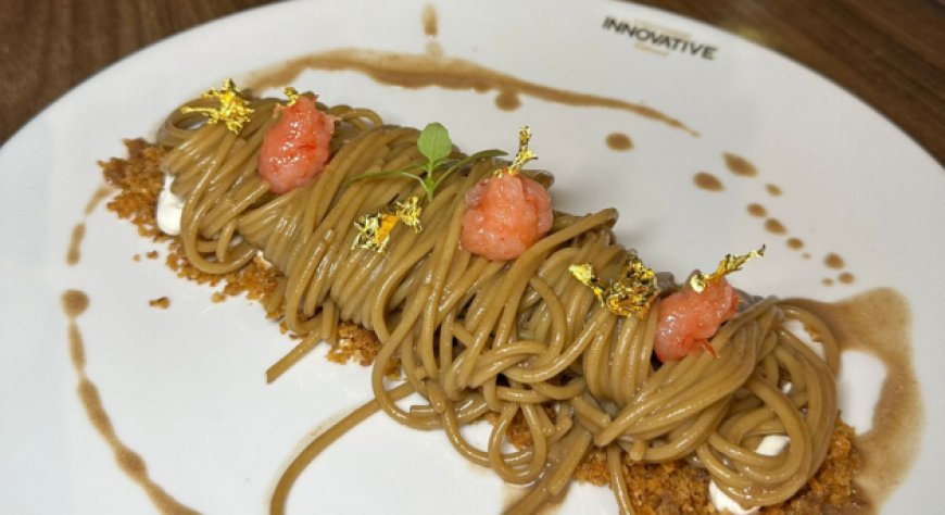 Spaghetto al cioccolato, gamberoni e foglie d'oro: la ricetta di Innovative da milioni di visualizzazioni