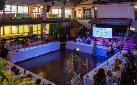 Tutto pronto per la sfida culinaria A tavola sulla spiaggia