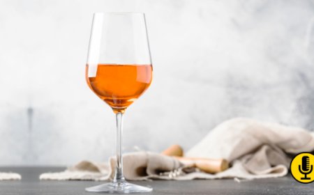 L'orange wine è la bevanda dell'estate? Ma prima bisogna chiarire che non è un vino all'arancia