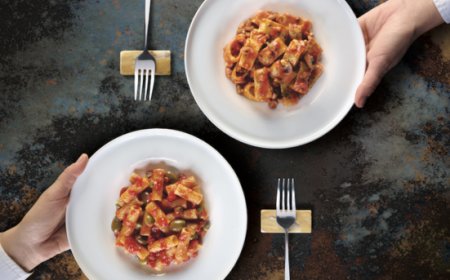 I Rigatoni con salsa di pomodoro datterino, olive leccino e capperi e I Mezzi Paccheri con salsa al ragù di seppia  Fiordiprimi®