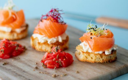 Crostini con salmone Fumara e pomodori San Marzano: un antipasto estivo leggero e nutriente