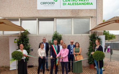 Menù bio e sostenibilità: il Comune di Alessandria e CIRFOOD inaugurano il nuovo centro pasti