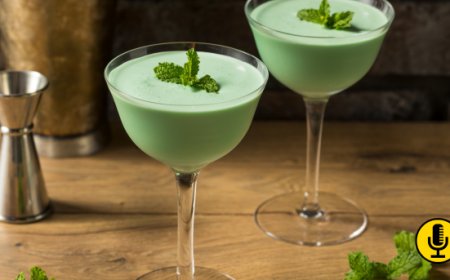 Alla scoperta del Grasshopper, il drink classico più verde del mondo, tra storia, varianti e curiosità