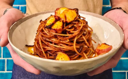 Lo chef di Pescaria Peppe Guida firma gli spaghetti all’assassina "di mare"