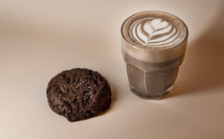 Mocha Caldo: il signature coffee di Ditta Artigianale che celebra il colore dell’anno 2025