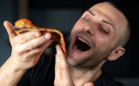 Daniele Cacciuolo omaggia l’Etna e il Vesuvio con la pizza Gambero Fiorato