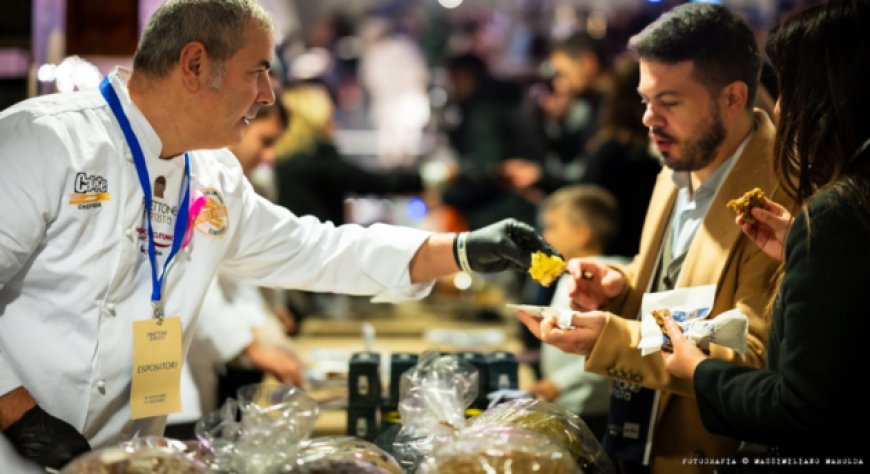 Panettone d'artista da record alla stazione marittima di Salerno