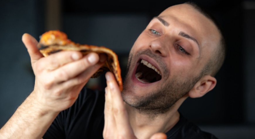 Daniele Cacciuolo omaggia l’Etna e il Vesuvio con la pizza Gambero Fiorato