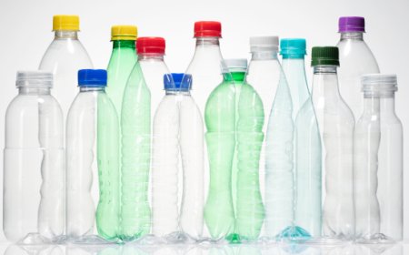 Direttiva europea: dal 2025 bottiglie in PET con il 25% di plastica riciclata