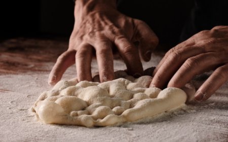 I segreti del mastro pinsaiolo: come nasce la pinsa perfetta