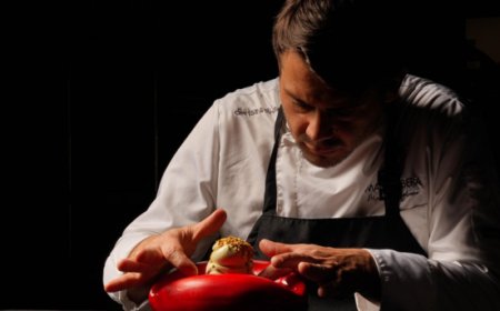 Le ricette dello chef Marco Giugliano servite su mani e bocche colorate